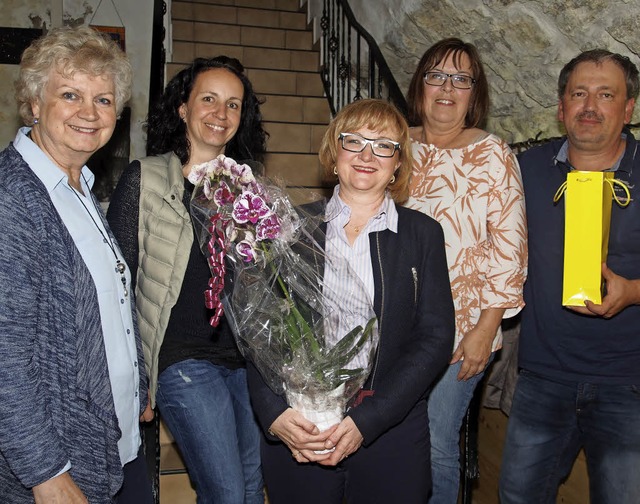 Sabine Hartmann-Mller (mit Strau) gi...rkt, Anita Basso und Dietmar Leipert.   | Foto: Boris Burkhardt