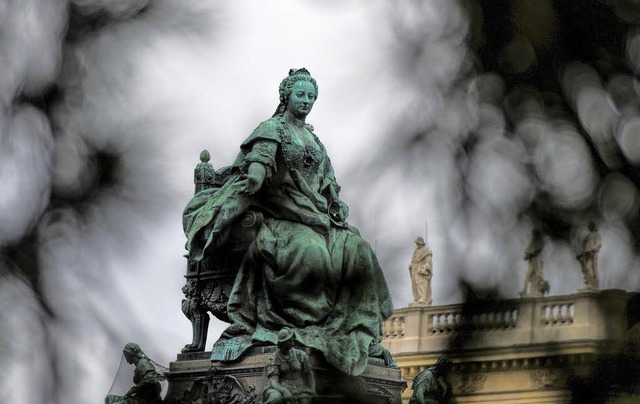 Die einzige Frau unter lauter Habsburg...chern: Maria-Theresia-Denkmal in Wien   | Foto: dpa