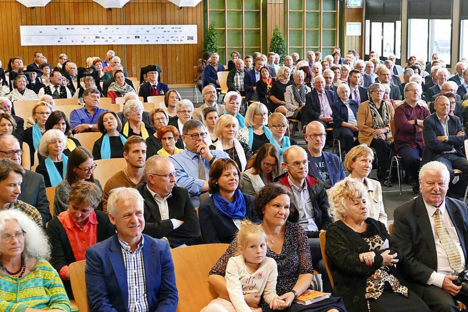Einen kurzweiligen Abend erlebten die Gäste am Freitag beim Auftakt des Fests zum 1250-jährigen Bestehen Eimeldingens. (Foto: Victoria Langelott) Einen kurzweiligen Abend erlebten die Gäste am Freitag beim Auftakt des Fests zum 1250-jährigen Bestehen Eimeldingens. (Foto: Victoria Langelott)