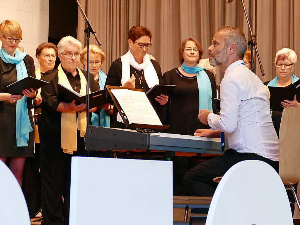Der Frauenchor Eimeldingen, geleitet von Thomas Kaufmann hatte ein flottes Lied ber die multitaskingfhrige Frau mitgebracht.