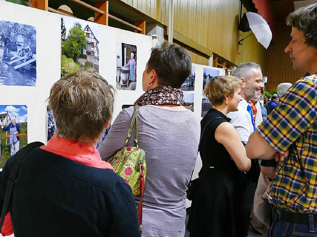 Die Fotos aus der jngeren Eimeldinger Geschichte fanden gleich groes Interesse.