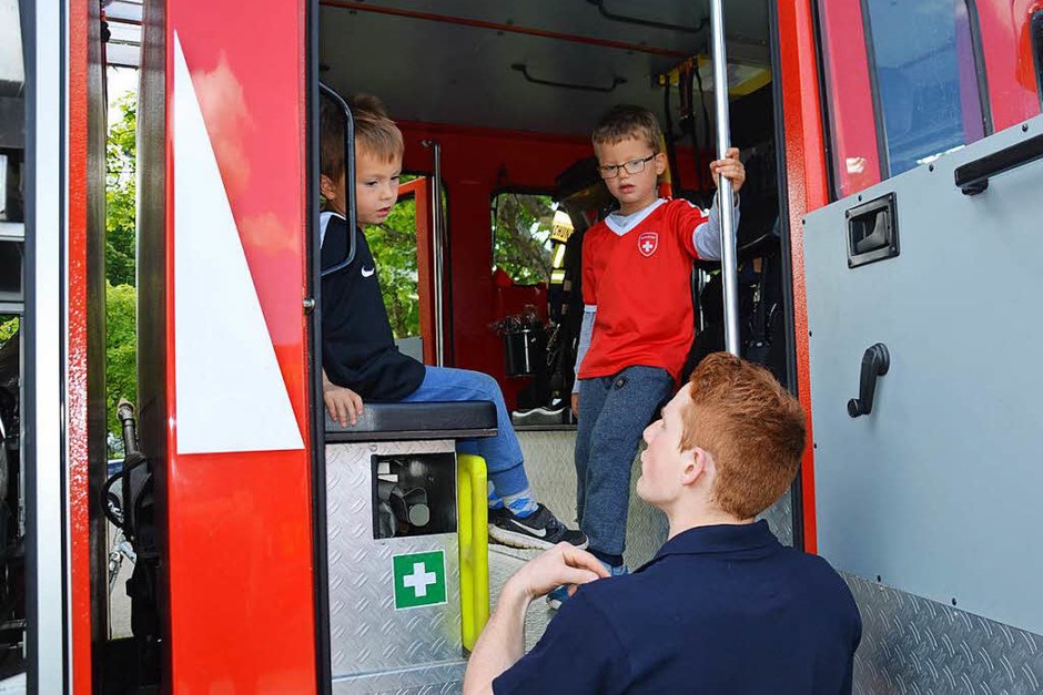 Die Eimeldinger Feuerwehr legte sich am Samstag voll ins Zeug und gab alles für die Nachwuchswerbung (Foto: Marco Schopferer) Die Eimeldinger Feuerwehr legte sich am Samstag voll ins Zeug und gab alles für die Nachwuchswerbung (Foto: Marco Schopferer)