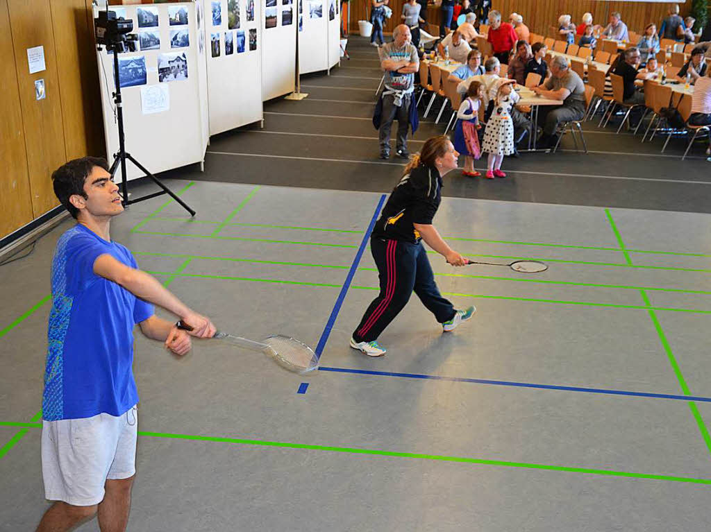 Auch in der Halle prsentierten sich zahlreiche Vereine – wie  der Badminton-Club mit seinen Prsentationsspielen
