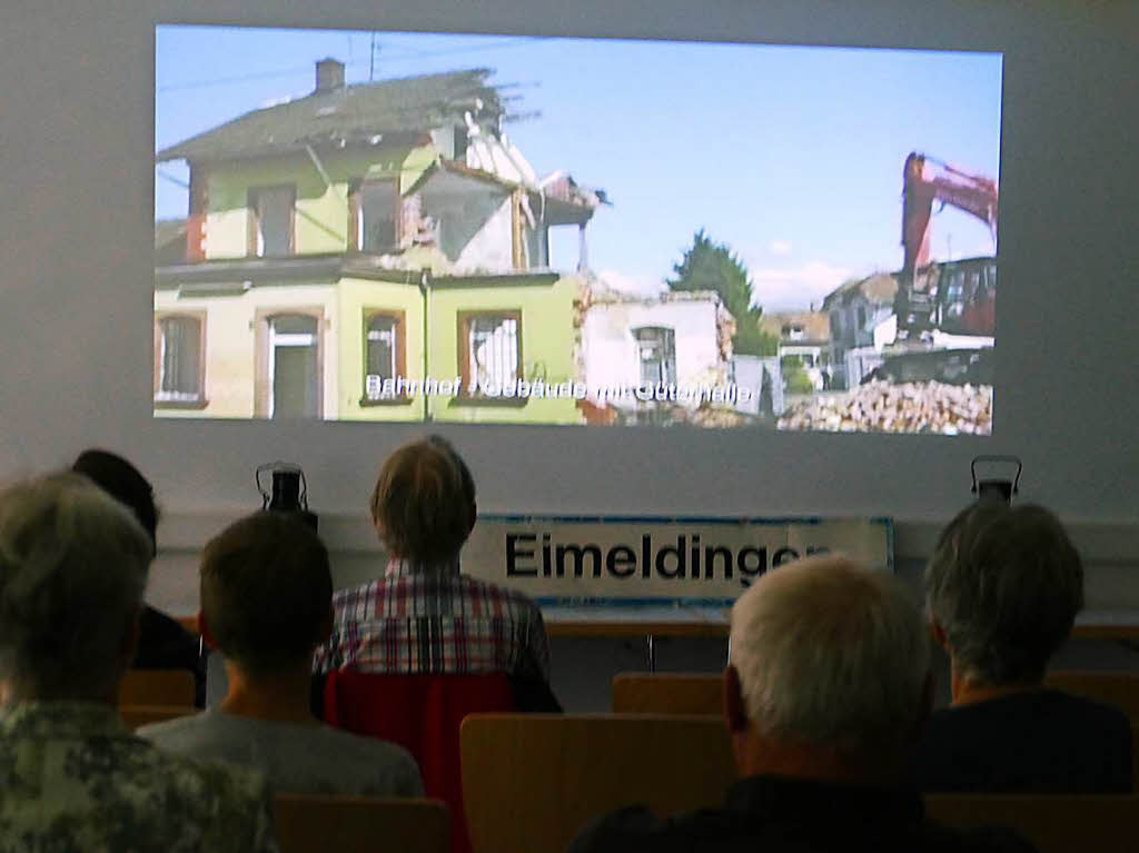 Hermann Schpflins Film ber die Bahnbaustelle wurde im Feuerwehrschulungsraum gezeigt.