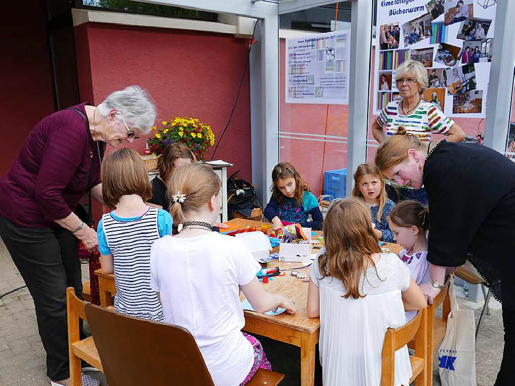 Fr Kinder gab’s viel – zum Beispiel beim Tisch der Gemeindebcherei Bcherwurm
