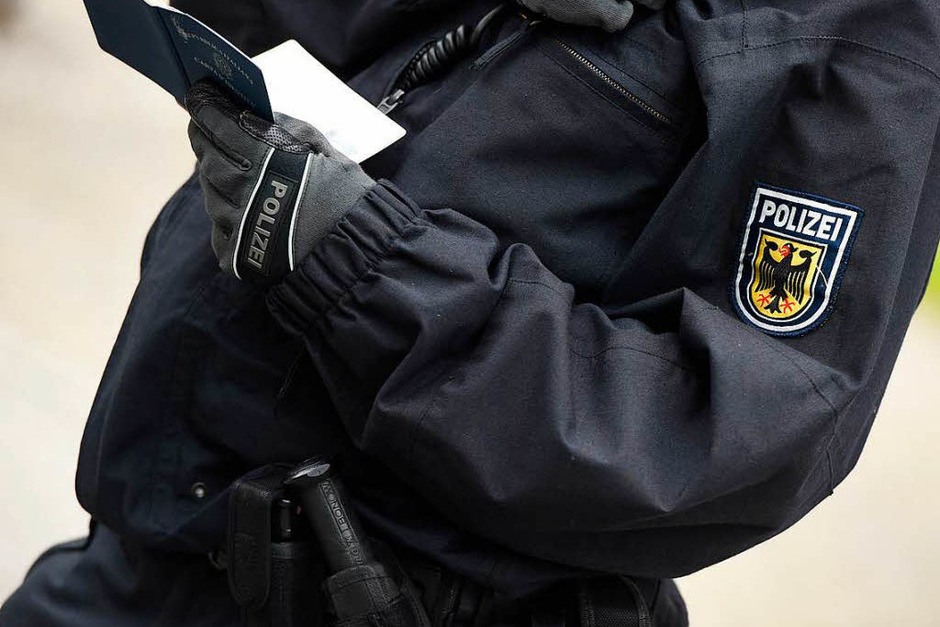 Schutz von Polizisten: Angriffe auf Polizisten oder Rettungskräfte werden künftig härter bestraft: Schon bei Attacken etwa auf Streifen können dann Haftstrafen von bis zu fünf Jahren verhängt werden. Gaffen an Unfallstellen und das Blockieren einer Rettungsgasse steht neu unter Strafe. (Foto: dpa) Schutz von Polizisten: Angriffe auf Polizisten oder Rettungskräfte werden künftig härter bestraft: Schon bei Attacken etwa auf Streifen können dann Haftstrafen von bis zu fünf Jahren verhängt werden. Gaffen an Unfallstellen und das Blockieren einer Rettungsgasse steht neu unter Strafe. (Foto: dpa)