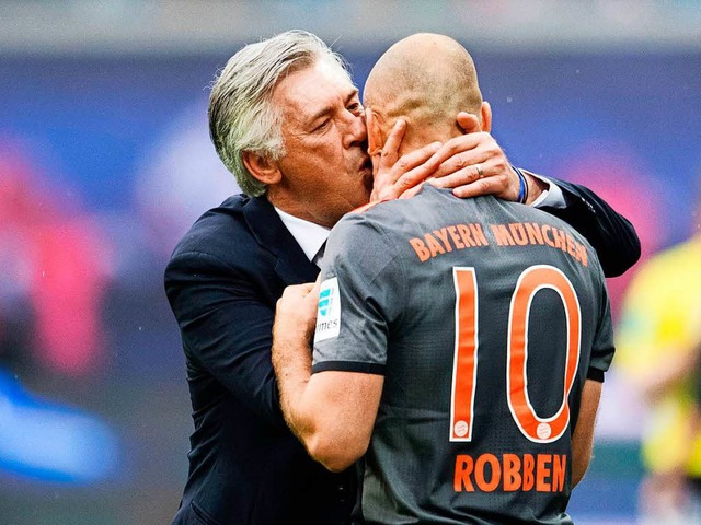 Ksschen fr den Siegtorschtzen: Carlo Ancelotti und Arjen Robben.  | Foto: AFP