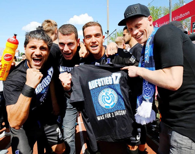 Die Duisburger Baris zbek, Stanislav ...l) feiern den Aufstieg in die 2. Liga.  | Foto: dpa