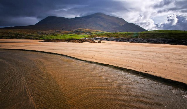 Seit wenigen Wochen hat das irische Do...h  seinen goldenen Sandstrand wieder.   | Foto: Thomas Oser (Adobe stock)