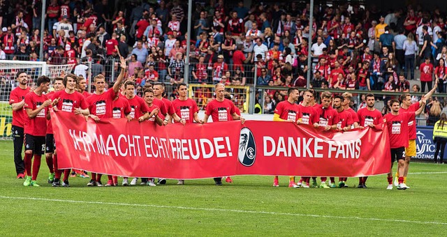 Die Spieler des SC Freiburg bedankten ...ch dem letzten Heimspiel bei den Fans.  | Foto: dpa