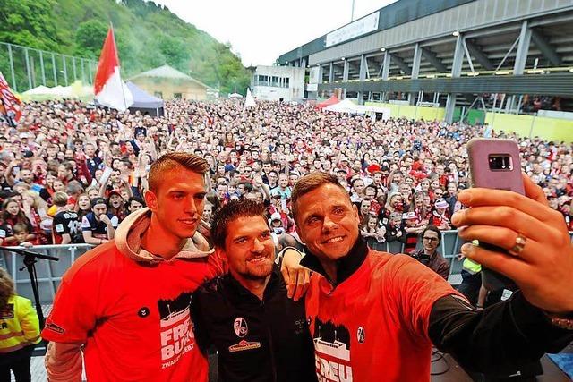 Fotos: Fans bejubeln die Spieler des SC Freiburg