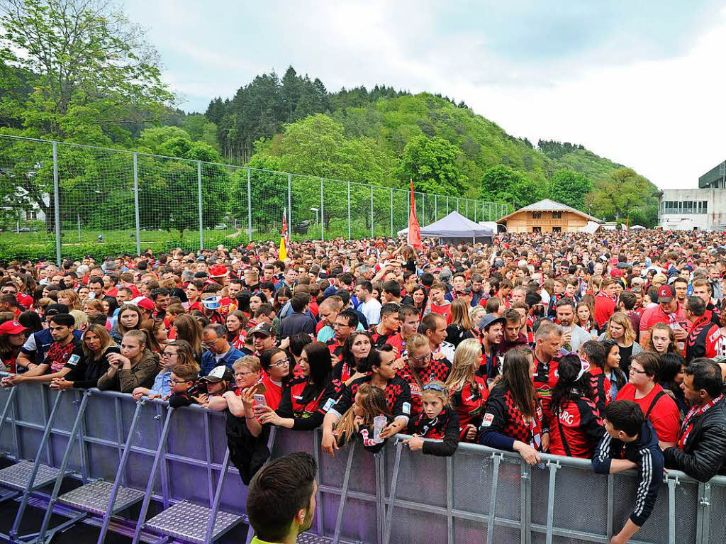 Fans feiern den SC Freiburg fr die erfolgreiche Saison 2016/17.