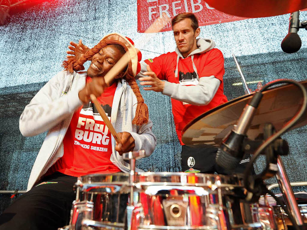 Fans feiern den SC Freiburg fr die erfolgreiche Saison 2016/17.