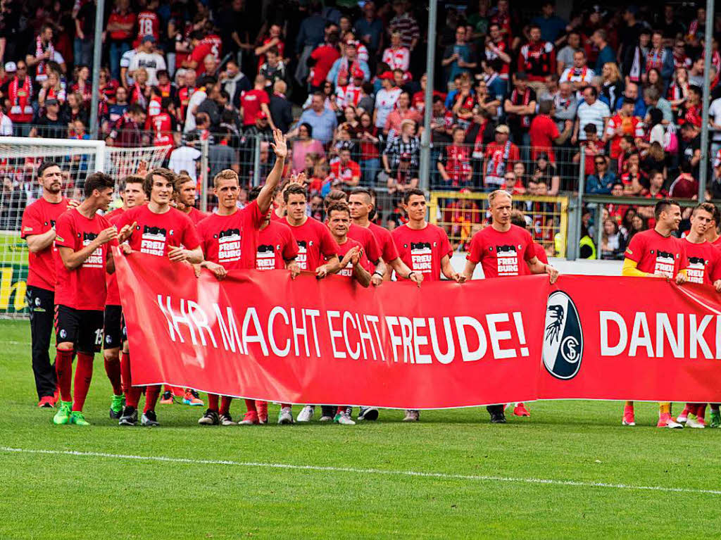 Fans feiern den SC Freiburg fr die erfolgreiche Saison 2016/17.