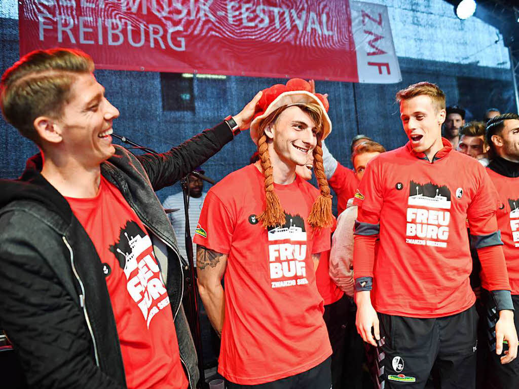 Fans feiern den SC Freiburg fr die erfolgreiche Saison 2016/17.