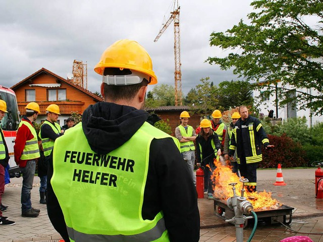 Im Hof der Feuerwehr mssen alle zwlf...en Feuerwehrhelfer bungen absolvieren  | Foto: Anja Kunz