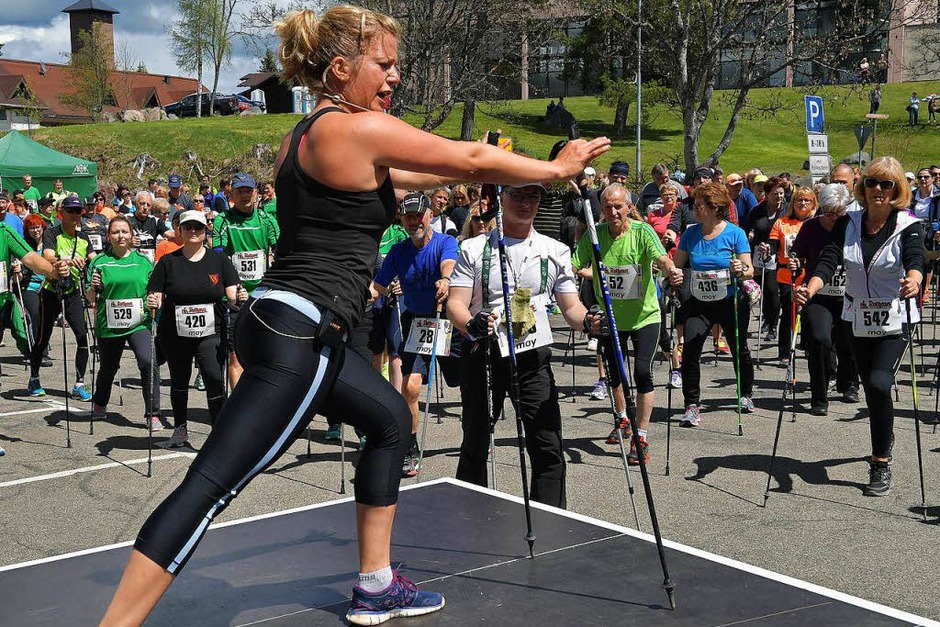 Susi Pfitzer, Sportlehrerin und Fitnesstrainerin aus Freiburg, bringt die 600 Nordic Walker in Schluchsee vor dem Start in Schwung. (Foto: Wolfgang Scheu) Susi Pfitzer, Sportlehrerin und Fitnesstrainerin aus Freiburg, bringt die 600 Nordic Walker in Schluchsee vor dem Start in Schwung. (Foto: Wolfgang Scheu)