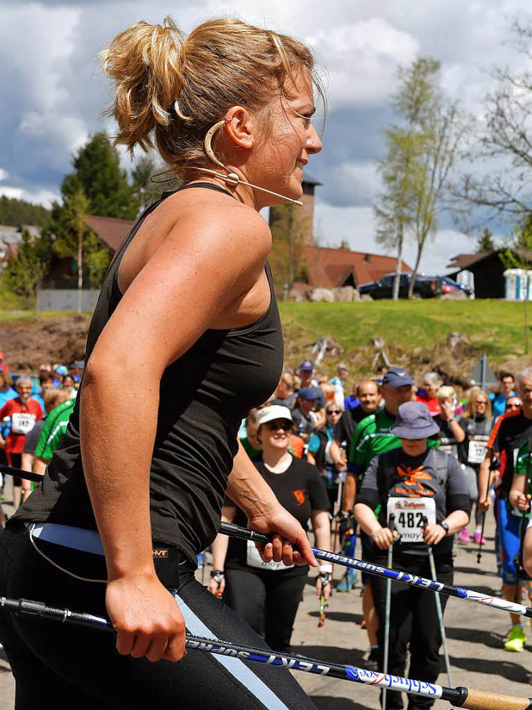 Susi Pfitzer, Sportlehrerin und Fitnesstrainerin aus Freiburg, bringt die 600 Nordic Walker in Schluchsee vor dem Start in Schwung. 