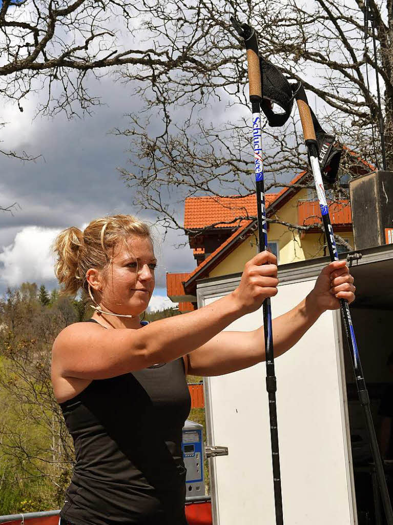 Susi Pfitzer, Sportlehrerin und Fitnesstrainerin aus Freiburg, bringt die 600 Nordic Walker in Schluchsee vor dem Start in Schwung. 