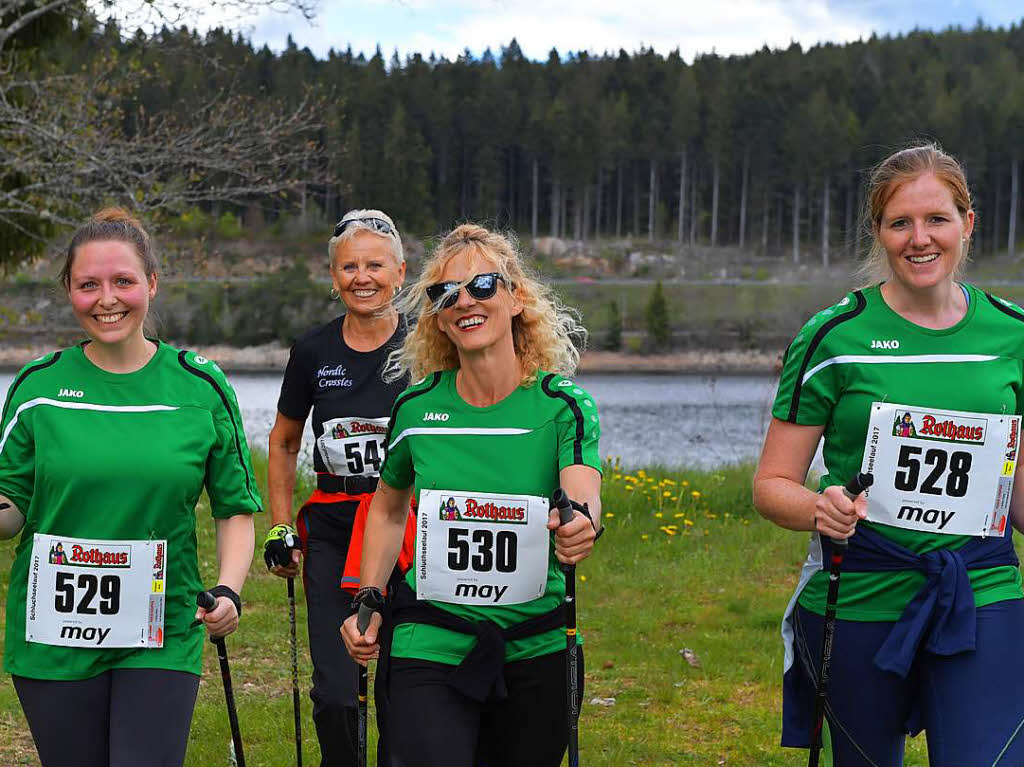 Gleich 18 Kilometer oder doch lieber nur elf Kilometer? Mehr als 600 Nordic Walker gingen auf die beiden ausgewiesenen Strecken am Schluchsee.