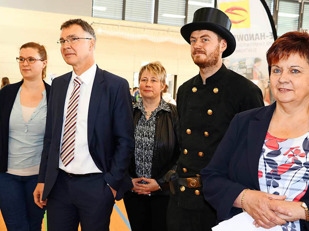 Sie waren beeindruckt beim Rundgang durch die Stadthalle: Nathalie Rindt, Konrektorin der WRS, Stefan Forster, Inhaber der Firma Hectronic, die dortige Personalleiterin Eike Scherschmidt, Bezirksschornsteinfegermeister Josef Rombach und Dunker-Personachefin Renate Heizmann (von links).