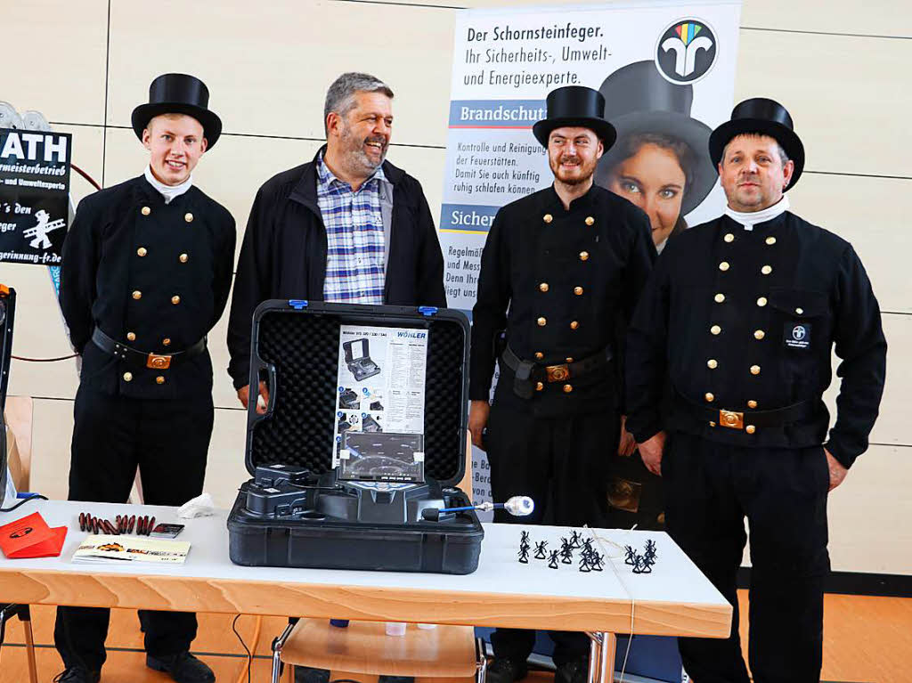 Sie stehen nicht nur im Verdacht, Glcksbringer zu sein, sondern bilden auch aus: die Bezirksschornsteinfegermeister Arnold Morath und Josef Rombach (von rechts), die sich mit Brgermeister Scharf sowie dem Auszubildenden Jochen Schauer frs Pressefoto positionieren.