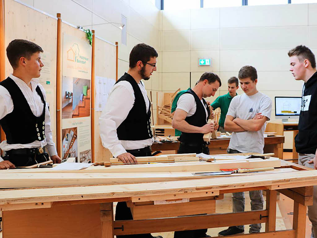 Zimmermann, Schreiner und Bauzeichner werden bei der Holzhaus Bonndorf GmbH ausgebildet. Auszubildende boten vor Ort Einblick in die Berufe.