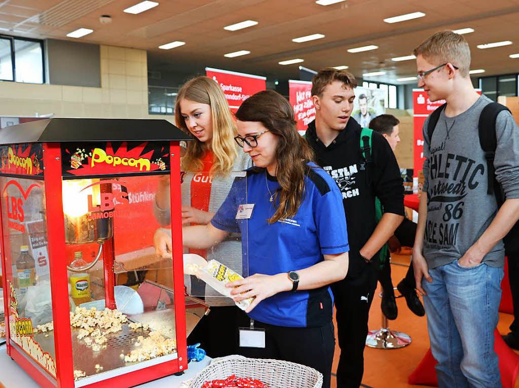 Zwischendurch was Ungesundes zum Naschen darf ruhig auch mal sein. Celina Vogel, angehende Industriekauffrau bei Dunkermotoren, verteilt Popcorn an die Besucher.