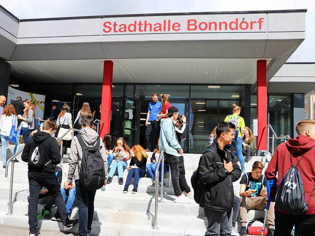Ein Kommen und Gehen herrschte  in der Stadthalle, wo erstmals der HeDu-Ausbildungstag stattfand. Mehr als 800 Schlerinnen und Schler aus der Region nutzten die Gelegenheit, sich ber berufliche Mglichkeiten in Bonndorf zu informieren.