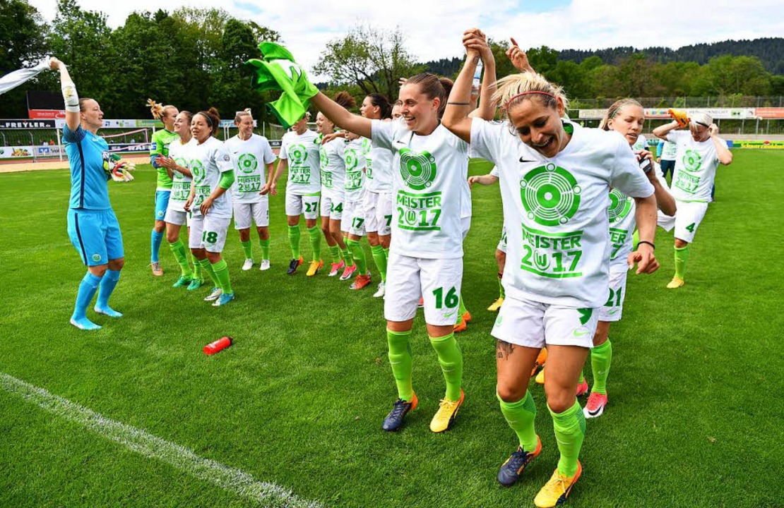 Die Fußballerinnen des VfL Wolfsburg f...em Rasen der Freiburger Fußballschule.  | Foto: dpa