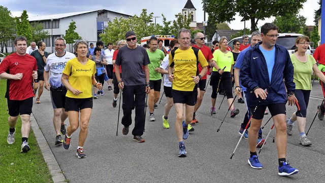 170 Frauen und Mnner sind beim Benefizlauf an den Start gegangen.  | Foto: Wolfgang Knstle/Dieter Fink