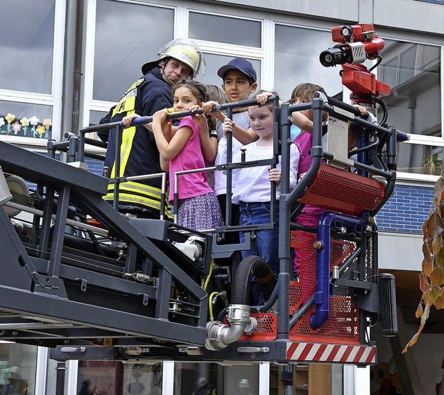 Schler werden mit der Drehleiter aus der Schule in den Pausenhof befrdert.   | Foto: Wolfgang Knstle