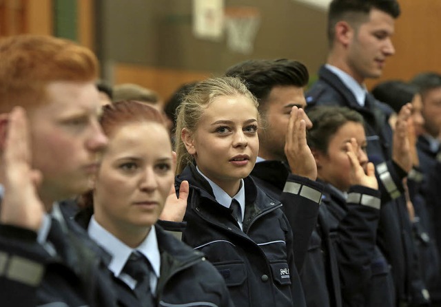 Anwrterinnen und Anwrter fr den Polizeidienst bei der Vereidigung.  | Foto: christoph breithaupt