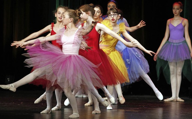 Mal grazil, mal strmisch: die Tnzerinnen der Ballettschule  | Foto: H. FSSEL