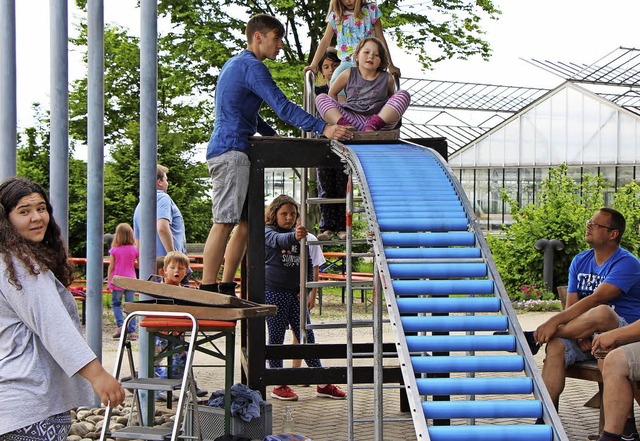 Eine lange Rollenrutsche war die Attra...tas-Werksttten am Samstag in Riegel.   | Foto: Helmut Hassler