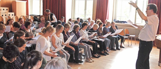 Der Kammerchor Bad Sckingen probte zu...er  in der Aula der Anton-Leo-Schule.   | Foto: MICHAEL GOTTSTEIN