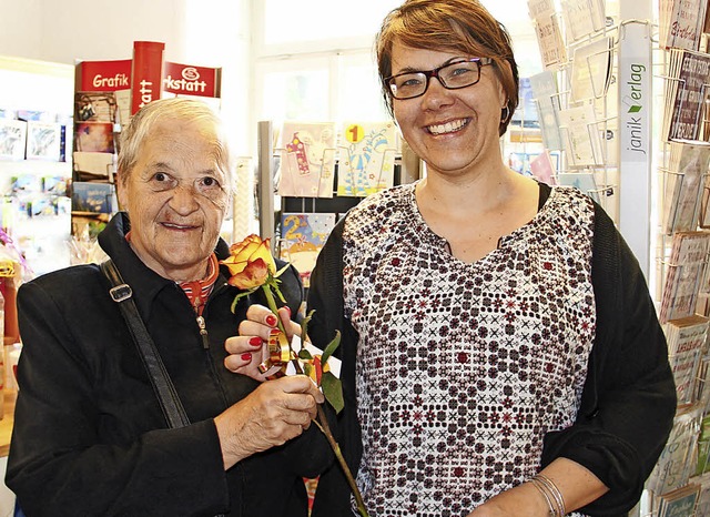 Kleines Prsent des Gewerbevereins zum...ertag: Kundinnen erhielten eine Rose.   | Foto: Weber