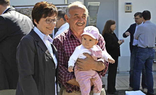 Edith Schreiner mit Anwohner Yusuf Sengl und dessen Enkelin   | Foto: Karin Reimold