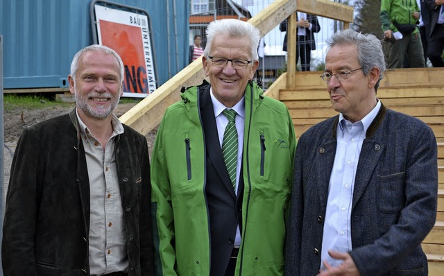 Ministerprsident Kretschmann zusammen...inks) und Thomas Waldenspuhl (rechts)   | Foto: pz