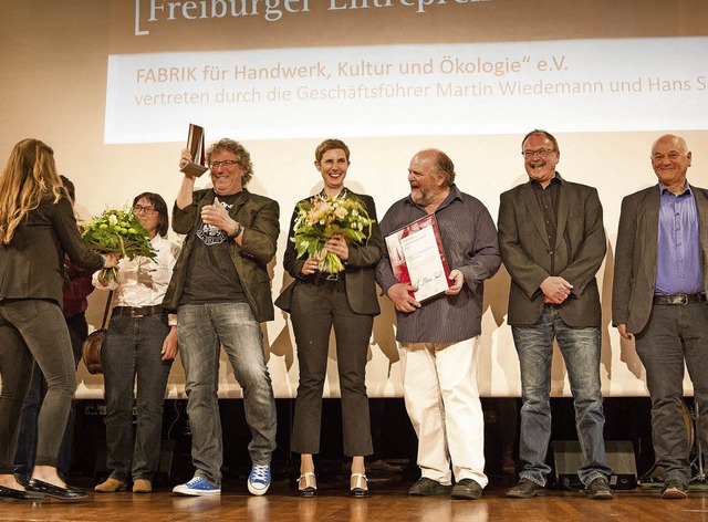 Die Fhrungsriege der &#8222;Fabrik&#8220; feiert ihren Award.  | Foto: Stefanie Salzer-Deckert