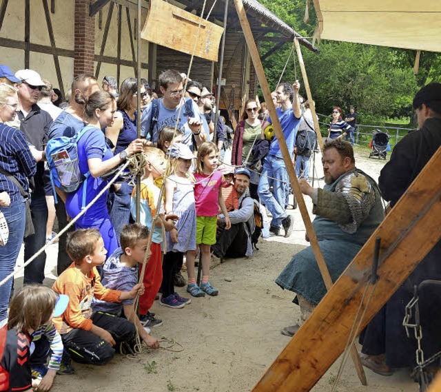 Kinder lauschen mittelalterlichen Handwerkern.    | Foto: rita eggstein