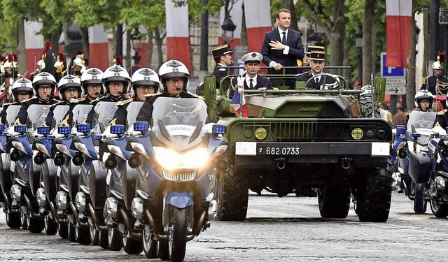 Auf den Pariser Champs-Elyses: der neue Prsident stehend im Militrjeep   | Foto: AFP