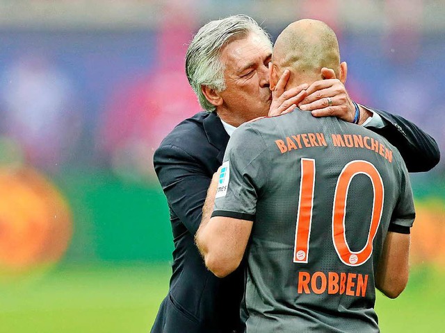 Bayern-Coach Carlo Ancelotti bedankt s...zen Arjen Robben ungewohnt  liebevoll.  | Foto: dpa