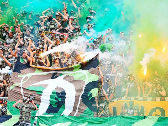 Dresdner Fans znden zu Spielbeginn bengalisches Feuer.  | Foto: dpa