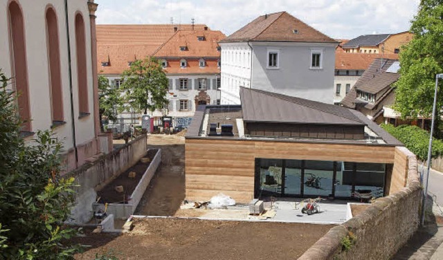 Der eingeschossige Gemeindesaalneubau ...ntergrund). Einweihung ist am 28. Mai.  | Foto: Michael Haberer