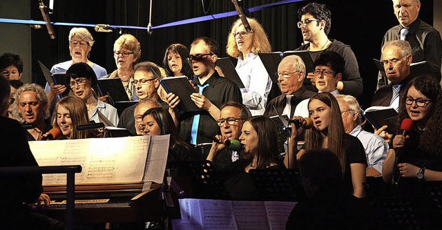 Gemeinsam mit dem Jugendchor Heartchor...m 90. Jubilum im Endinger Brgerhaus.  | Foto: Christiane Franz