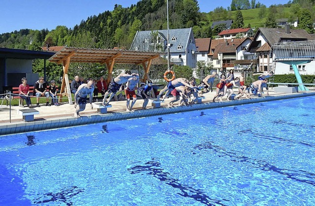 Rein ins khle Nass: Anbaden in Elzach.  | Foto: Kurt Meier