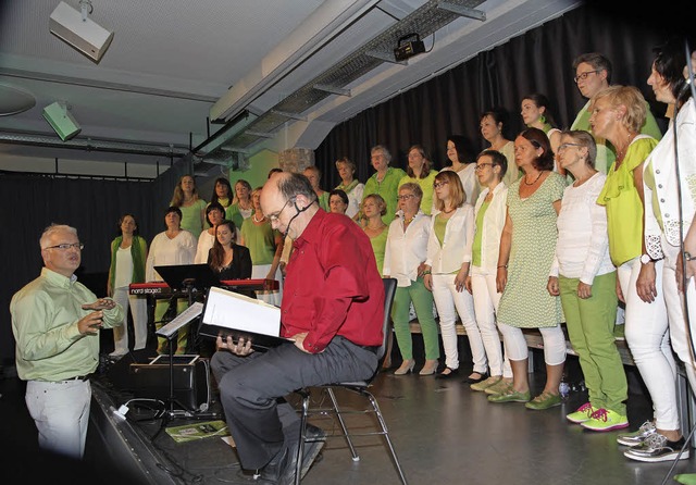 Der Chor &#8222;Pop Vox&#8220; unter L...n Rheidt trat auf der Maja-Bhne auf.   | Foto: Dagmar Barber