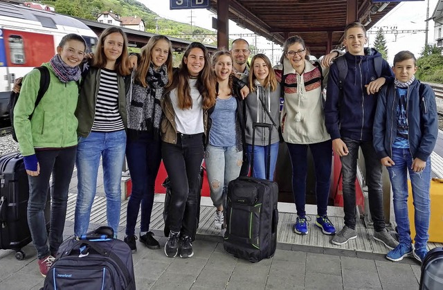 Die Gruppe mit Lehrer Bernd Rieckmann am Bahnhof   | Foto: Isolde Reutter