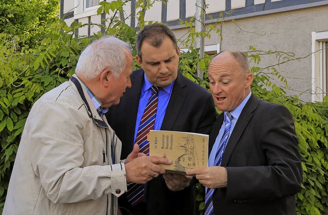 Brgermeister Dietmar Benz und Ortsvor...er ber die Herkunft von Straennamen.  | Foto: Sandra DEcoux-Kone